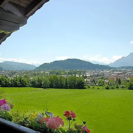 Haus Salzburgblick Bed & Breakfast